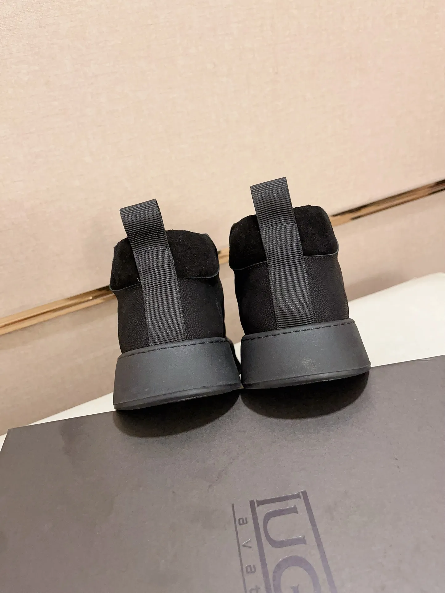 Factory price: 740💰North American men's shoes Ugg ☃️In the special sale of new high-quality men's shoes snow boots in autumn and winter, the nemesis of extreme cold weather! Made of cowhide leather, merino wool lining, and original outsole, whether driving, outdoor or daily wear, there is always one that suits you! Code number 39-44